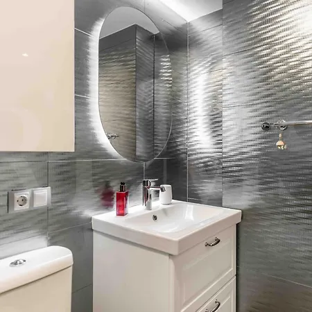 Bright Spacious Duplex With Terrace By Rems